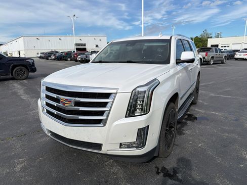 Used 2018 Cadillac Escalade Luxury AWD/4WD image 2