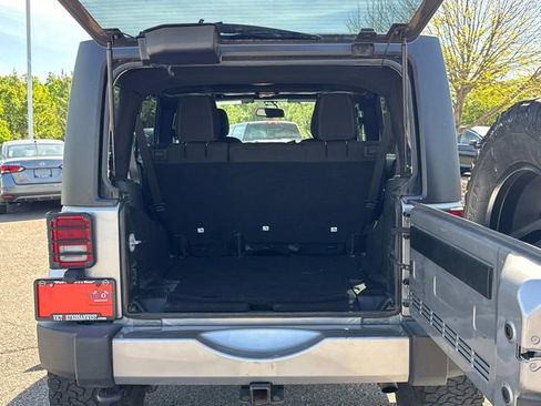 Used 2018 Jeep Wrangler Unlimited Sahara w/ Connectivity Group AWD/4WD image 14