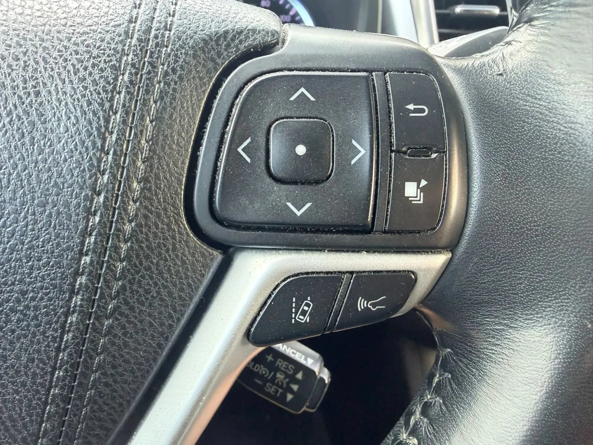 Used 2018 Toyota Highlander Limited FWD image 23