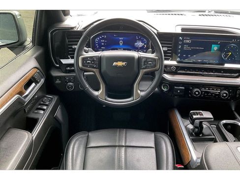 Used 2022 Chevrolet Silverado 1500 High Country w/ Technology Package AWD/4WD image 5
