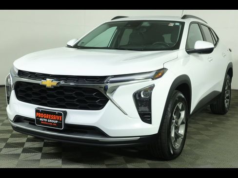 Used 2024 Chevrolet Trax LT w/ Sunroof Package FWD image 2