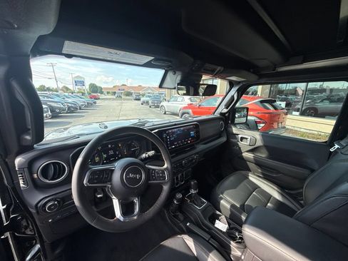 Used 2024 Jeep Wrangler Unlimited Sahara w/ Technology Group AWD/4WD image 22