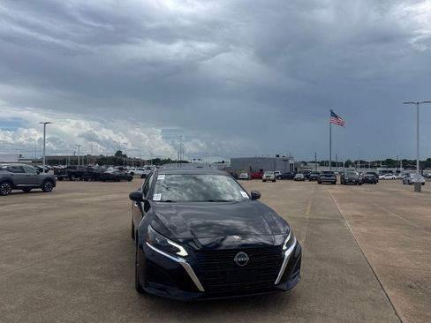Used 2023 Nissan Altima 2.5 SV FWD image 3