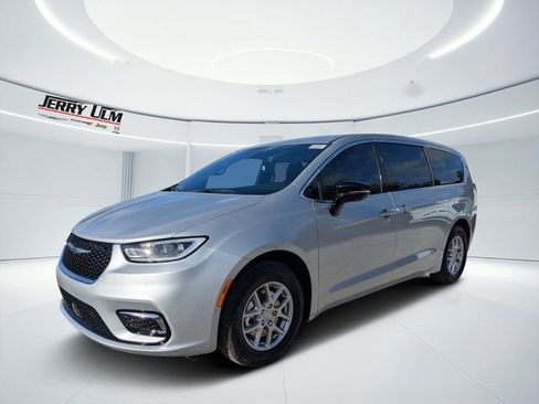 New 2026 Chrysler Pacifica Select FWD image 7