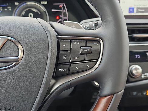 New 2025 Lexus ES 300h w/ Luxury Package image 18