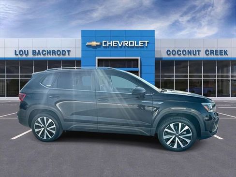 Used 2024 Volkswagen Taos SE image 9