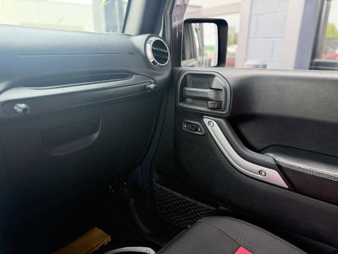 Used 2016 Jeep Wrangler Unlimited Rubicon image 10