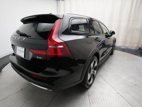 Used 2025 Volvo V60 B5 Cross Country Plus image 13