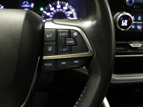 Used 2021 Toyota Highlander LE AWD/4WD image 22