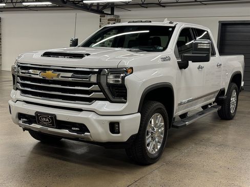 Used 2024 Chevrolet Silverado 2500 High Country w/ Technology Package AWD/4WD image 3