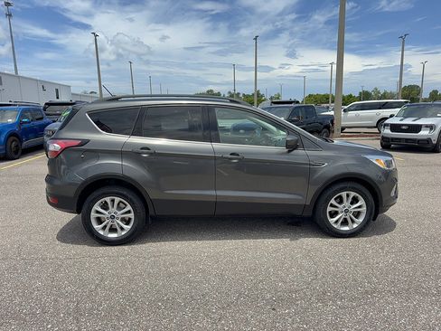 Used 2018 Ford Escape SE w/ SE Sync 3 Package FWD image 5