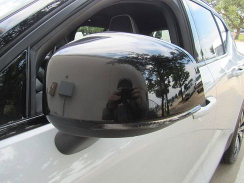 Used 2022 Volvo XC40 P8 Recharge Plus image 17