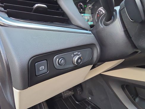 Used 2018 Buick Enclave Essence image 16