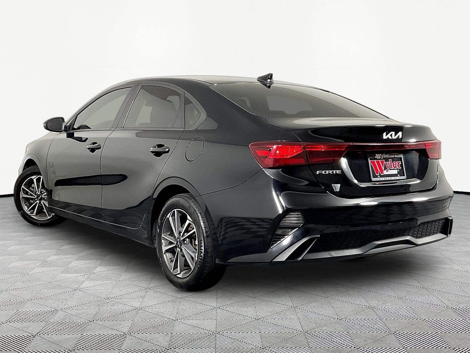 Used 2024 Kia Forte LXS w/ LXS Technology Package FWD image 4