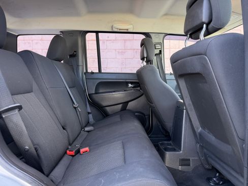 Used 2012 Jeep Liberty Sport image 8