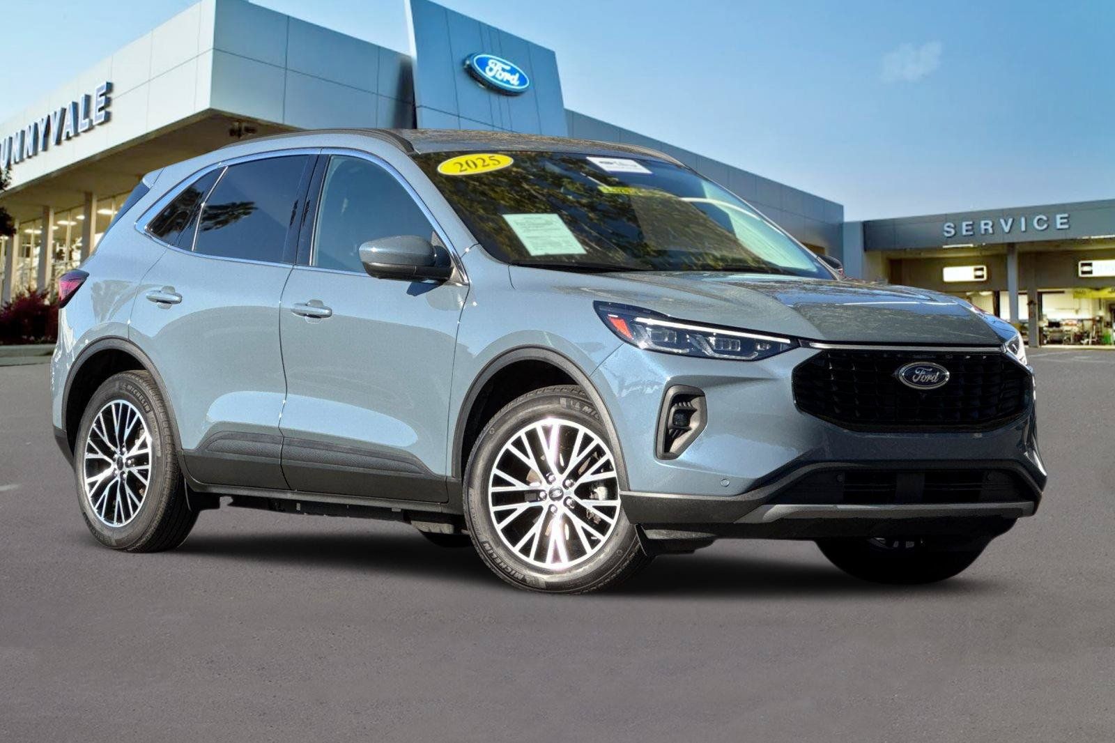 Used 2025 Ford Escape SE w/ PHEV Premium Package FWD image 2
