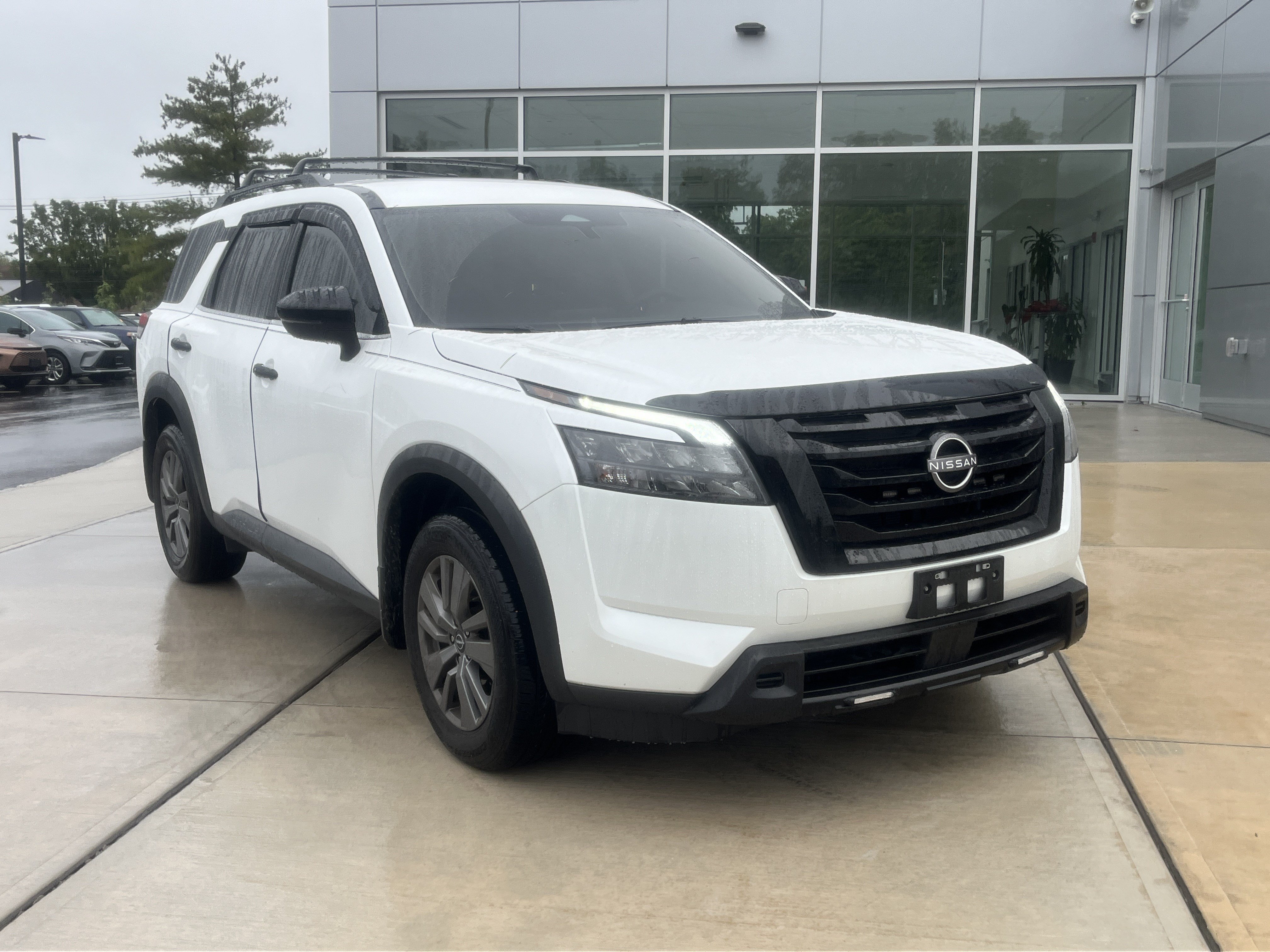 Used 2025 Nissan Pathfinder SV AWD/4WD image 2
