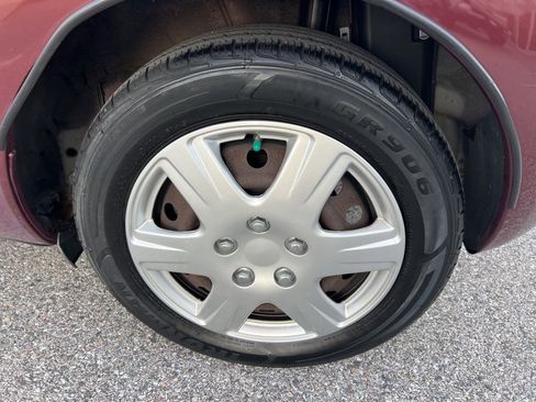 Used 2010 Toyota Yaris 2-Door Hatchback image 16