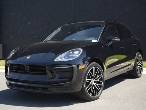 Certified 2025 Porsche Macan AWD/4WD image 42