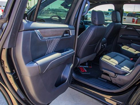 Used 2024 GMC Acadia Denali w/ Super Cruise Package image 23