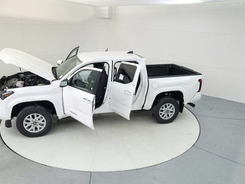 Used 2024 Toyota Tacoma SR5 AWD/4WD image 18