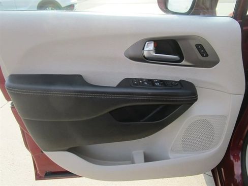 Used 2021 Chrysler Pacifica Touring-L image 24