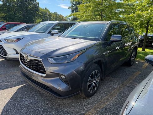 Used 2022 Toyota Highlander XLE AWD/4WD image 1
