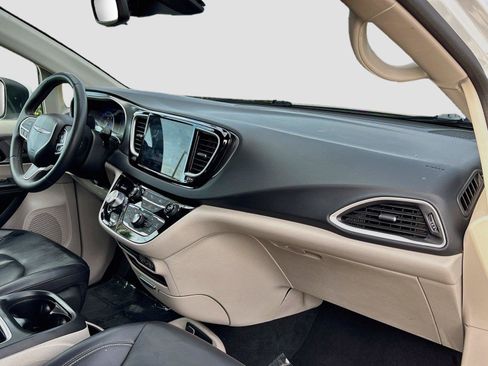 Used 2023 Chrysler Pacifica Touring-L FWD image 29