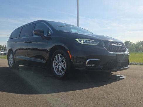 Used 2023 Chrysler Pacifica Touring-L FWD image 1