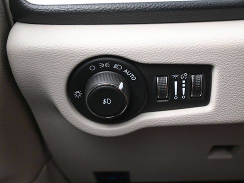 Used 2024 Chrysler Pacifica Limited FWD image 21