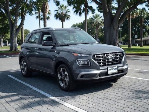 Used 2024 Hyundai Venue Limited image 4
