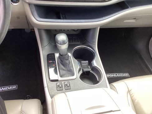 Used 2019 Toyota Highlander XLE FWD image 18
