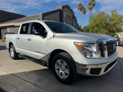 Used 2018 Nissan Titan SV w/ SV Convenience Package image 5