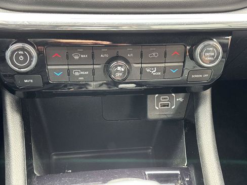 Used 2022 Jeep Compass Limited image 23