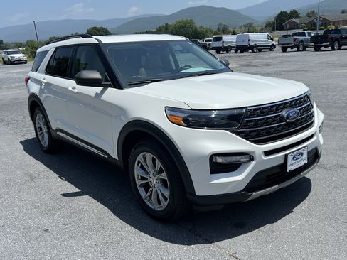 Used 2022 Ford Explorer XLT w/ Equipment Group 202A AWD/4WD image 4