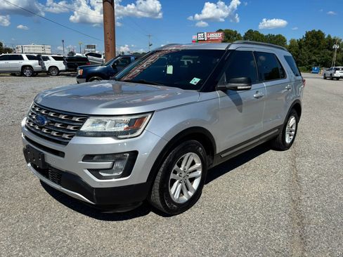 Used 2016 Ford Explorer XLT w/ Equipment Group 202A FWD image 9