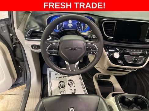 Used 2023 Chrysler Pacifica Touring-L AWD/4WD image 20