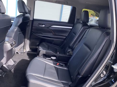 Used 2015 Toyota Highlander XLE image 19