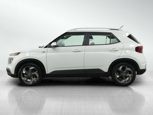 Used 2024 Hyundai Venue SEL FWD image 2