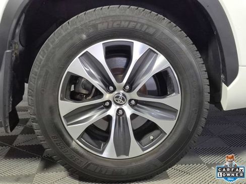 Certified 2021 Toyota Highlander XLE AWD/4WD image 32