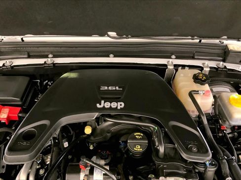 Used 2021 Jeep Wrangler Unlimited Sahara w/ Dual Top Group AWD/4WD image 31