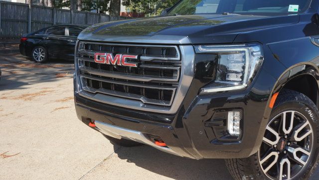 Used 2024 GMC Yukon AT4 w/ Technology Package AWD/4WD image 3