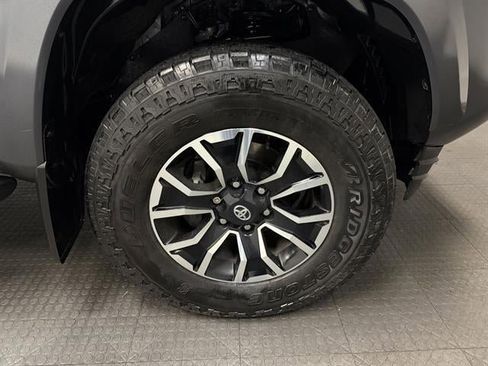 Used 2022 Toyota Tacoma TRD Sport w/ Technology Package image 13