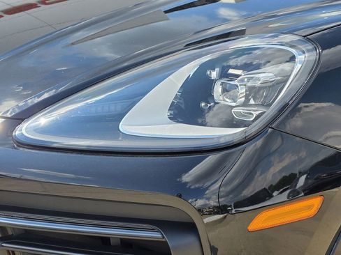 Used 2023 Porsche Cayenne Platinum Edition image 11