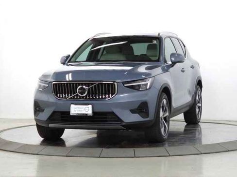 Used 2023 Volvo XC40 B5 Plus w/ Protection Package Premier image 3