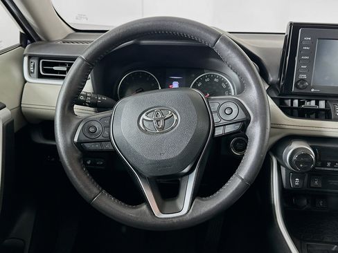 Used 2021 Toyota RAV4 XLE Premium image 18
