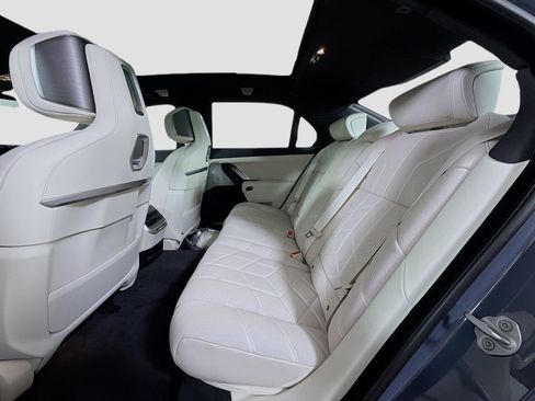 New 2026 BMW i7 xDrive60 w/ Executive Package image 25