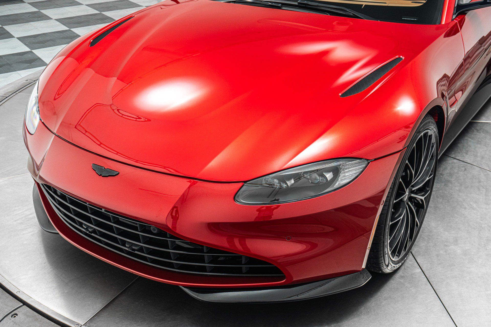 Used 2023 Aston Martin V8 Vantage Coupe RWD image 33
