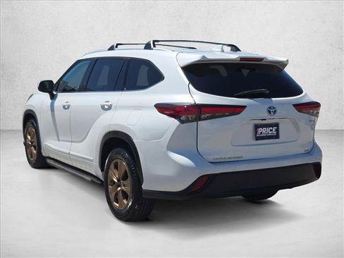 Used 2022 Toyota Highlander Bronze Edition FWD image 8