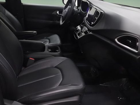 Certified 2025 Chrysler Pacifica Select FWD image 19